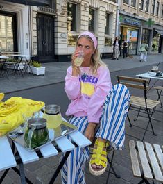 Copenhagen Style Colorful, Colorful Copenhagen Style, Bright Teacher Outfits, Bright Fall Aesthetic, Colorful Pants Outfit, Colorful Spring Outfits, Striped Trousers Outfit, Stripe Pants Outfit, Linen Pants Outfit