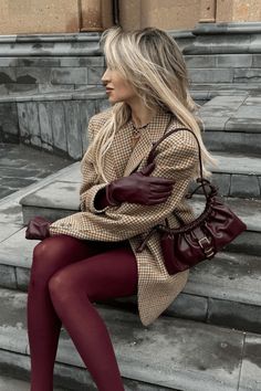 Burgundy Tights, Elegant Classy Outfits, Red Tights, Look Adidas, Trendy Fall Outfits, Trend Fashion, Autumn Outfit