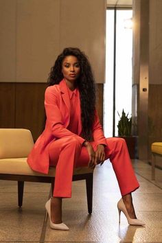 57+ Elegant Birthday Photoshoot Ideas For Celebrations You Must Try! (Tips & Outfits) Chic Looks Black Women, Suit Poses For Women, Casual Professional Photos Women, Black Woman Boss Photoshoot, Headshot Outfit Professional, Women’s Business Photoshoot, Office Wear Photoshoot Women, Business Style Photoshoot, Poses With Suit Women