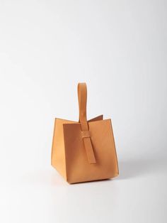 The Cube handbag is a pleasure to carry in your hand or on your wrist. The structural, unique cube shape offers spacious storage and boasts a hidden magnetic closure embedded in its handle. The 100% Veg-tanned Vachetta leather bag is intentionally unlined. Instagram Font, Studio Bag, Cube Shape, Modern Bag, Rose Lily, Crafts Workshop, Leather Care, Diy Bag, Magnetic Closure