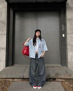 Club Outfits Streetwear, Dress Up Shirt Outfit, 90s Boyfriend Outfit, Minimal Streetwear Women, Basic Baggy Outfit, Masc Outfits For Women Streetwear, Baggy Women Outfits, Casual Masc Outfits For Women, Masc Outfits Women