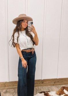 Southern Western Outfits, Boho Western Womens Clothing, Western Jeans Outfits Women, Western Outfits Women Engagement, Fall 2024 Casual Fashion Trends, South Western Outfits Women, Professional Country Outfits Women, Fall Inspired Outfits For Women, Western Outfit Leggings