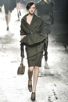 Revival Anni 40elleitalia Runway Pictures, Donna Karan, Elie Saab, Paris Fashion, Paris Fashion Week, Peplum Dress, Trench Coat, Fashion Week