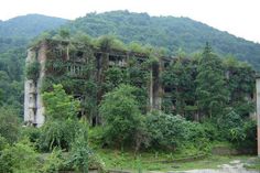 Forest in Georgia (former USSR) takes over apartment building - nature reclaiming! Looks like post apocalyptic world Abandoned Mansions, Haunted Places, Old Buildings, Ghost Towns, Beautiful Architecture, Abandoned Places, Old Houses