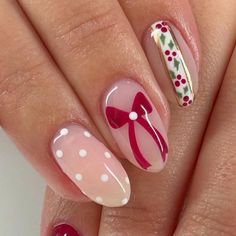 White Bow Nail Art, Polka Dot Nails Christmas, Xmas Bow Nails, Christmas Nails Red With Bow, Glitter Bow Nails, Christmas Bow Nail Designs, Nails With Bows Christmas, Holiday Nails With Bows, Short Cute Christmas Nails