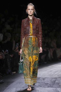 Valentino Ready To Wear Spring Summer 2016 Paris - NOWFASHION Vogue Spring, Moda Hippie, Valentino Collection, British Vogue, Vogue Fashion, Primavera Estate