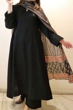 Women's Kurti Designs, Black Kurti Outfit, Black Dress Design Pakistani, Black Kurti Design, Eid Outfits Pakistani, Black Cord Set, Black Pakistani Suit, Pakistani Kurti, Black Kurti