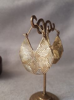 Tribal geometric gipsy gold earrings dainty made of brass. SIZE: 45 mm x 40 mm. YOU CAN FIND SOME SIMILAR MODELS IN: https://www.etsy.com/es/listing/483419991/pendientes-tribal-espiral-brass-earrings?ref=shop_home_active_1&frs=1 https://www.etsy.com/es/listing/702446473/pendientes-bohemios-ethnic-earrings-gold?ref=shop_home_active_6&frs=1 https://www.etsy.com/es/listing/701692855/pendientes-tribales-gold-earrings-ethnic?ref=shop_home_active_7&frs=1 SHIPPING: I use certified mail for Gold Bohemian Earrings, Aztec Jewelry, Rose Gold Statement Earrings, Large Gold Earrings, Gold Hoops Earrings, Aztec Earrings, Mandala Earrings, Creole Earrings, Goth Earrings