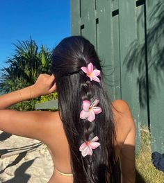 Flowers In Her Hair, Fotografi Alam Semula Jadi, Foto Vintage, Island Girl, Alam Semula Jadi, Summer Photos, Summer Pictures, Pretty Selfies