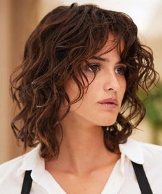 Beach Curl Perm Short Hair, Curly Hair Trends 2023, Mid Length Wavy Haircut, Short Wavy Hair Bangs, Shag Cuts For Curly Hair, Pelo Bob Ondulado, Best Haircuts For Women, Curly Fringe, Haircuts Medium