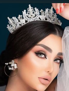 Bridal Makeup Natural, Boutique Couture, Lipstick Gloss, Braut Make-up, Foundation Powder, Eyeshadow Lipstick, Lash Glue, Bridal Crown, Headpiece Wedding