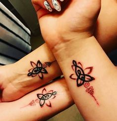 Here are some truly meaningful mother-daughter tattoos. Mother Daughter Infinity Tattoos, Mother Tattoos For Children, Henne Tattoo, Mother Son Tattoos, Mom Daughter Tattoos, Tiny Heart Tattoos, Sweet Tattoos