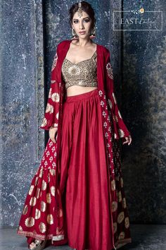 This is a three-piece red gold lehenga set from the Aaryaa by KK collection. This gorgeous red drape lehenga is paired with a heavy hand-embroidered blouse. The outfit is completed with a red and gold foil printed embroidery cape and it’s crafted in organza material. The red muslin slub lehenga has a slit style on one side with a self embroidered belt. The net blouse has a V neckline with leather applique and beadwork embroidery. Lehenga Simple, Drape Lehenga, Jacket Lehenga, Gold Lehenga, Anarkali Lehenga, Net Blouses, Red Foil, Draped Skirt, Indian Fashion Designers