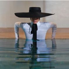 Black Wind brim Style | Fashionsarah.com Fedora Hat Black Women, Pool Fashion Editorial, Pool Photography, Wide Brim Straw Hat, Pool Fashion, Poolside Fashion, Boho Hat, Sara Sampaio, Design Thinking