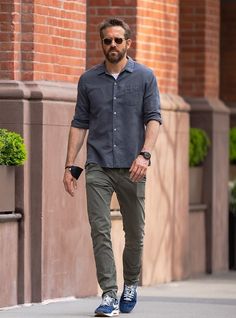 Romantic Walk, Mens Business Casual, Older Mens Fashion, Smart Casual Menswear, Mens Business Casual Outfits, Minimalist Fashion Men, Classy Outfits Men, Smart Casual Men, Stylish Men Casual