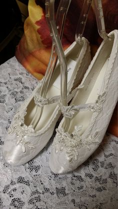 Ivory, or Off-white color lace over satin flat shoes. THESE SHOES DESIGNS ARE HAND DYED AND EMBELISHED TO ORDER THEREFORE, SHOES CAN NOT BE RETURNED OR EXCHANGED; PLEASE MEASURE YIUR FEET LENGHT TO CONFIRM YOUR SIZE FOR THESE PARTICULAR SHOES I'LL MAKE ALL THE EFFORTS TO HELP YOU HAVE A PLEASANT SHOPPING EXPERIENCE. ALTHOUGH THE PICTURES LOOK IVORY, IT IS ACTUALLY OFF-WHITE. HERE'S THE LINK FOR IVORY COLOR: YOU CAN CONTACT ME IF, YOU NEED TO PREVIEW COLOR, I CAN SEND A SWATCH SAMPLE https://www. Gatsby Shoes, Lace Wedding Flats, Wedges Shoes Low, Great Gatsby Style, Great Gatsby Fashion, Dr Shoes, Wedding Shoes Flats, Gatsby Style, Satin Shoes