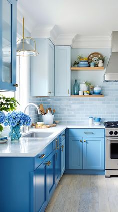 Coastal Kitchen Ideas Blue Kitchen Aesthetic, White And Blue Kitchen, Beach Cottage Kitchens, Airy Kitchen, Beach House Kitchen, Small Beach Houses, Shaped Kitchen