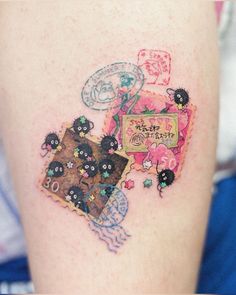 a small tattoo on the leg of a woman with an image of cats and flowers