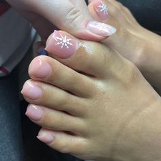 Acrylic Toe Nails Christmas, Pedicure Snowflake Design, Toes Christmas Designs, Christmas Feet Nails Ideas, Pedicure Ideas Christmas Toenails, Christmas Nails Pedicure