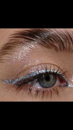 Debut Taylor Swift Makeup Ideas, Taylor Swift Makeup Looks 1989, 1989 Era Makeup Ideas, Eras Tour Hairstyles Midnights, Taylor Swift Mirrorball Makeup, Folklore Eye Makeup, Taylor Swift Hair Ideas Concert, Coldplay Concert Makeup Ideas, Taylor Swift Makeup 1989