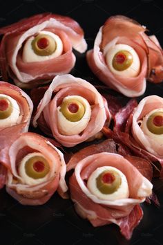 Snack eyeballs halloween featuring jerked beef, halloween, and cured Halloween Entrees, Halloween Brunch, Creative Halloween Treats, Halloween Apps, Eyeballs Halloween, Halloween Themed Snacks, Menu Halloween