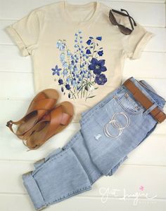 Romantic Casual Outfit, Shirt With Flowers, Vintage Botanical, Outfits Casuales, Blue Stone, Look Cool, Cute Casual Outfits, Casual Outfit, Look Fashion