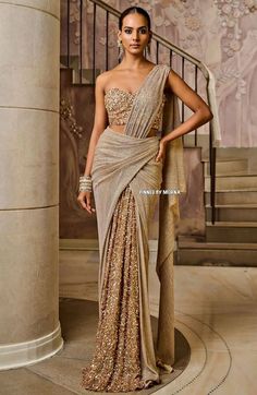 Saree Inspired Dress, Different Saree Drapes, Sparkly Sari, Saree Wedding Bridesmaid, Coctail Attaire Woman, Kalki Fashion Lehenga, Sangeet Outfit Ideas, Tarun Tahiliani Saree, Western Saree