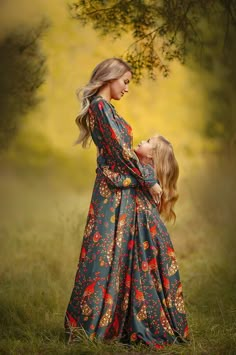 Mom And Daughter Fall Photoshoot Outfits, Mommy Daughter Poses Photo Ideas, Mommy And Me Poses Daughters, Mother Daughter Pose, Mommy And Daughter Poses, Mommy Daughter Fall Photoshoot, Mother Daughter Photo Poses, Mom And Daughter Photoshoot Outside, Mom Daughter Poses