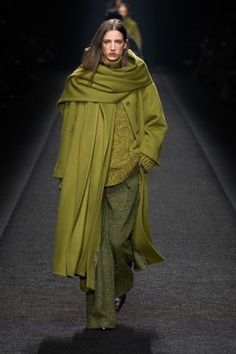 Layered Knitwear Outfit, Aw24/25 Fashion Trends, Fashion Fall 2024 Trends, Autumn Trends 2024 Outfits, Fall 2024 Runway Trends, 2024 Fall Runway, Fall Runway 2024, Fall Winter Fashion Trends 24/25, Pfw Street Style 2024