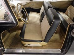 the interior of an old car is clean and ready to be used