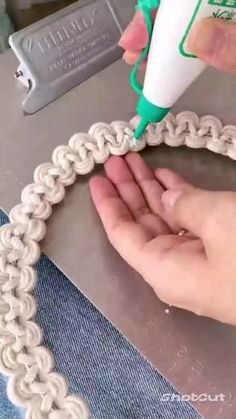 TENHA UMA RENDA EXTRA, APRENDENDO A ARTE DO MACRAMÉ 🤑 Macrame Tassels, Diy Macrame Earrings, Macrame Runner, Macrame Bracelet Diy, Macrame Mirror, Rope Projects, Macrame Knots Tutorial, Boho Crafts Diy