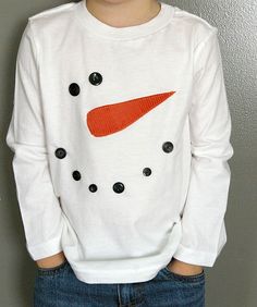 Snowman shirt - simple and so cute! button eyes & mouth I need to make this for crazy christmas sweater day at school! Diy Christmas Shirts, Diy Schneemann, T Shirt Tutorial, Snowman Shirt, Shirt Tutorial, Christmas Shirts For Kids