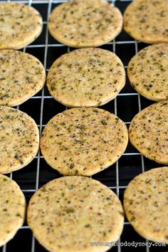 Rosemary Cheese Crackers, Crackers For Cheese Board, Pepper Dessert, Fancy Crackers, Cheese Crackers Recipe, Savory Cookies, Cheese Cracker Recipe