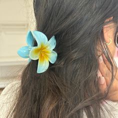 Add tropical, Hawaiian vibes to your accessory collection with this vibrant plumeria claw clip. Crafted from a sturdy plastic construction with a hibiscus flower motif design and long-tooth grip to hold hair in place. shop our fall flower hair claws, sister to these in some matte colours. all sold individually size: 8cm Hawaiian Claw Clip, Flower Motif Design, Plumeria Claw Clip, Claw Clips For Thick Hair, Claw Clips Flower, Hawaii Flower Clip, Hawaii Hair, Hawaiian Flower Hair, Blue Flower Claw Clip