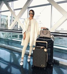 Photo via Instagram @camilacoelho Elegant Athleisure, Lollapalooza Outfit, Airplane Style, Fashion Airport, Traveling Bag, Airport Pictures, Airport Look