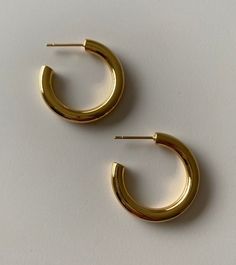 18K gold filled Hoops Earring Length: 0.75in / 2cm Length: 1in / 2.5cm * Polished finish 18k gold filled Post closure Imported Classic hoops with a polished finish, these earrings are made in a mid-sized range that works well with day or night looks. #goldfilled #18k #hoopearring #earring #hoops Gold Minimalist Huggie Earrings With Shiny Finish, Earring Hoops, Gold Filled Hoops, Night Looks, Jewelry Earrings Hoops, Gold Filled, Etsy Earrings, 18k Gold, Jewelry Earrings