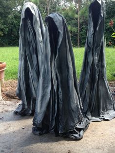 DIY Halloween Aesthetic Decor which are fright-worthy Dungeon Decorations Halloween, Demonic Halloween Decorations, Halloween Decor Graveyard, Scary Graveyard Decorations, Haunted Tent Ideas, Front Yard Haunted House Ideas, Halloween Trail Ideas, Outdoor Haunted House Ideas