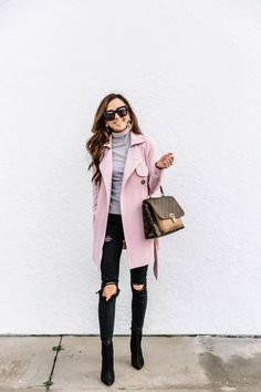 Women Coat Outfit, Pink Coat Outfit, Alyson Haley, Pink Trench Coat, Fall Fashion Coats, Trench Coat Outfit, Living In London, Elegante Casual, Pink Coat