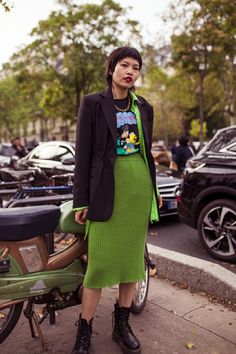 Vintage Dress Street Style, Printed Shirts For Women Street Styles, Stylish Fashion Outfits, Fall 23 Street Style, Japanese Street Style 2023, Street Style With Skirt, Korean Street Fashion Women Summer, Street Style Looks 2023, Colorful Chic Outfit