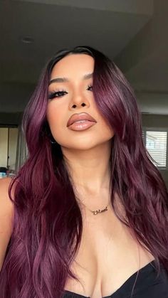 Sophisticated Hair Color, Elsy Guevara, Plum Hair Color Ideas, Plum Hair Color, Red Hair Ideas, Pelo Color Vino, Sophisticated Hair, Deep Red Hair, Wine Hair Color