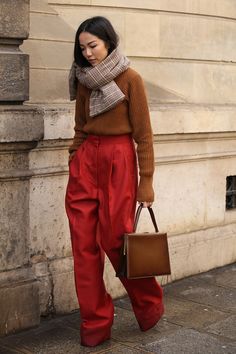 O fotógrafo Leo Faria, habitué das semanas de moda, registrou os melhores looks que passaram por Paris no sexto dia da semana de moda. Acompanhe no FFW suas colunas diárias com o melhor do street style da temporada de Inverno 17/18. Brasileiro de Minas Gerais, o fotógrafo Leo Faria percorre os cinco continentes desvendando cenários e comportamentos, de Paris a Hong Kong, Nova York a Dubai, Milão ao Deserto do Atacama, onde fotografa campanhas, ensaios e street style. Red Trousers, Paris Fashion Week Street Style, Nova York, Street Style Paris, Autumn Street Style, Street Style Inspiration, Cool Street Fashion