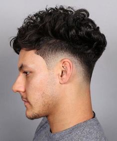 This fashionable cut works with every style, from pop to Euro to modern groovy. It’s quite suitable for men who have curly hair. Men with such hair can check pictures of this hairstyle to see if it’s right for them. Short Taper Haircut, Mens Wavy Haircuts, New Men Hairstyles, Mens Haircuts Straight Hair, Taper Fade Curly Hair, Caesar Haircut, Mens Hairstyles Medium, Mens Hairstyles Thick Hair