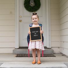 1st Day Of School Pictures, 1st Day Of School Sign, Last Day Of Preschool, Preschool Back To School, First Day Of Pre K, Stage School, Preschool First Day, Preschool Pictures