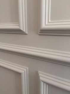 the corner of a room with white paint and molding on the wall behind it