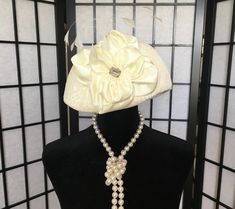 High End Designer KATHY JEANNE 100% Genuine Furfelt Lace Covered Feather Dress Hat.  In Excellent Vintage Condition.  Made In USA. 8" Inner Diameter.  22.25" Circumference. Elegant Fitted Mini Hats For Winter, Formal Fitted Cream Hat, Cream Fitted Mini Hat For Formal Events, Formal Fitted Cream Mini Hats, Formal Cream Fitted Mini Hats, Cream Fitted Mini Hat With Wide Brim, Cream Fitted Wide Brim Mini Hat, Elegant Fitted Mini Fedora Hat, Cream Wide Brim Fitted Mini Hat