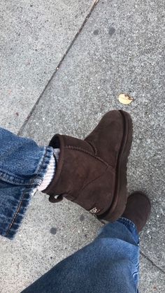 Winter Shoes For Women Aesthetic, Dark Brown Mini Uggs Outfit, Autumn Shoes Aesthetic, Ugg Mini Boots Outfit Style, Burnt Cedar Uggs Outfit, Ugg Mini 2, Dark Brown Uggs Outfit, Uggs Styled, Uggs Mini