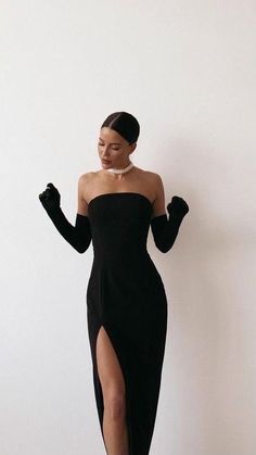 Floor Length Black Dress Classy, Black And White Glam Outfit, Pretty Black Dresses Classy, Elegant Dresses Classy Black, Prom Classy Dress, Fancy Black Women, Black And White Gown Elegant, Black Gala Dress Classy, Classy Night Dress