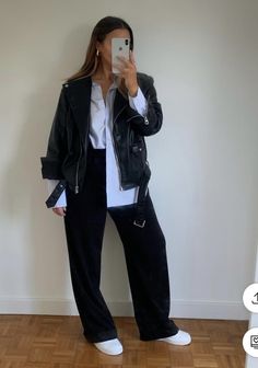 Black Pants Outfit Autumn, Wide Leg Black Cargo Pants Outfit, Outfits With Black Jacket, Black Pants Winter Outfit, Outfit Pantalon Cuir, Outfit Blazer Cuir, Fall Wide Leg Washed Black Cargo Jeans, Black Fall Streetwear Cargo Pants, Ootd Jean Noir