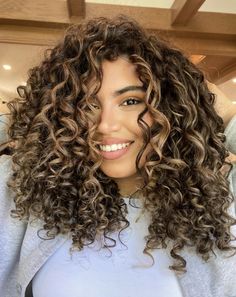 Curly Foilyage, Hazelnut Hair Color Brown Curly, Short Curly Hairstyles With Highlights, Carmel Highlights On Curly Hair Natural Curls, Latina Curly Hair Color Ideas, Bronde Balayage Natural Curly Hair, Curly Hair With Dimension