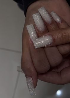 unghie invernali bianche brillantinose lunghe  #unghieinvernali#Unghiebianche Paznokcie Hello Kitty, White Glitter Nails, Classy Acrylic Nails, Pretty Gel Nails, Sparkly Nails, Pink Acrylic Nails, Classy Nails, Pretty Acrylic Nails, Short Acrylic Nails